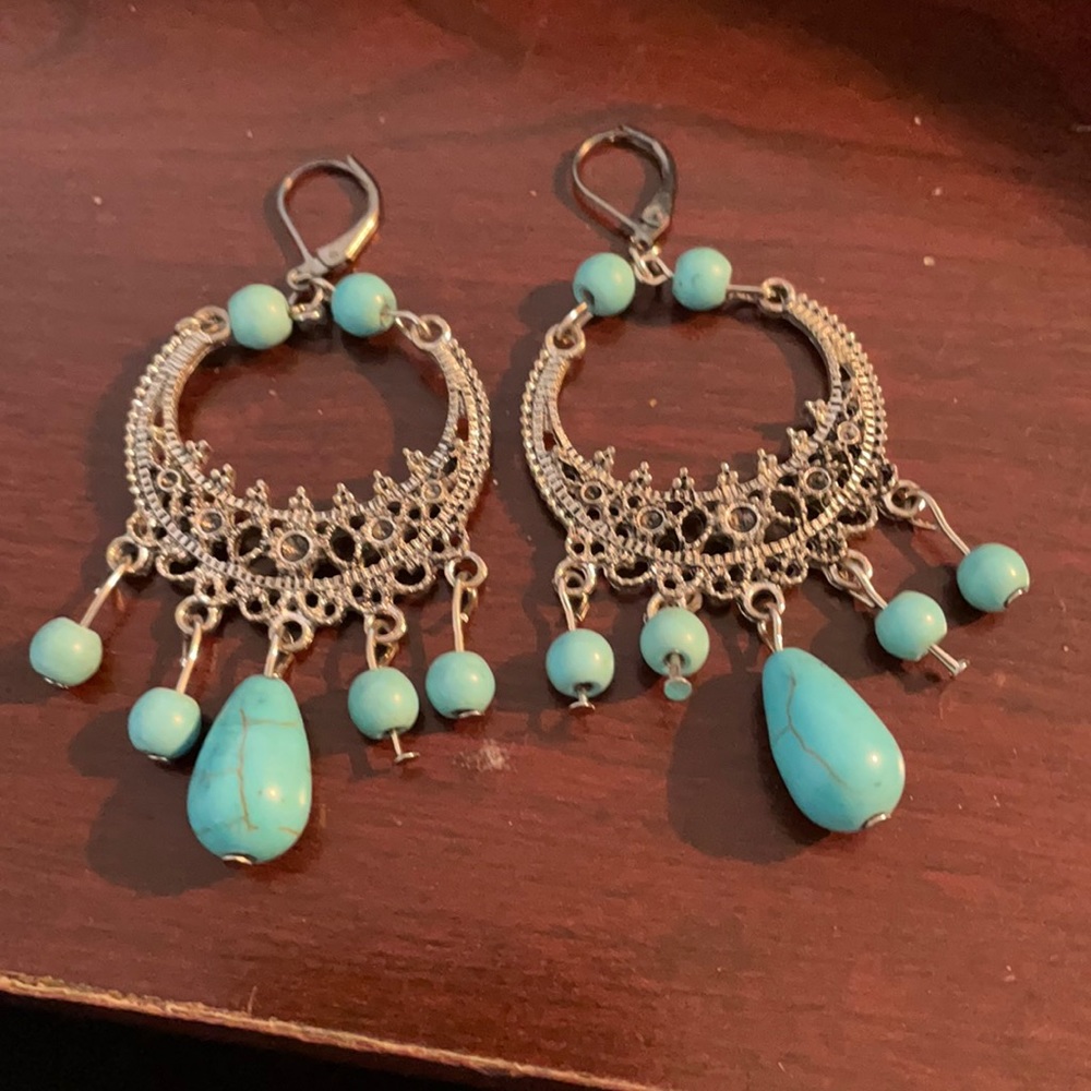 VINTAGE SILVER TONE TURQUOiSE EARRINGS